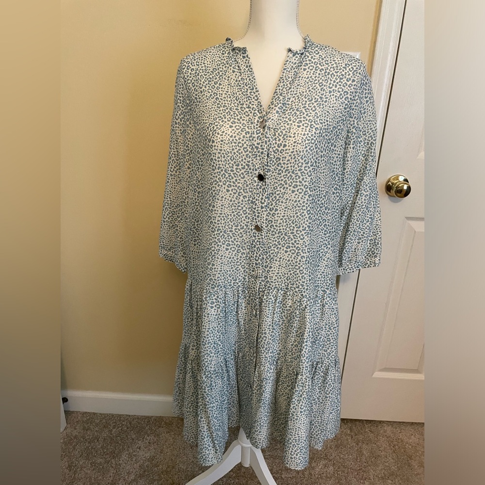 vilagallo size 42, a pale green dress with slight gold shimmer